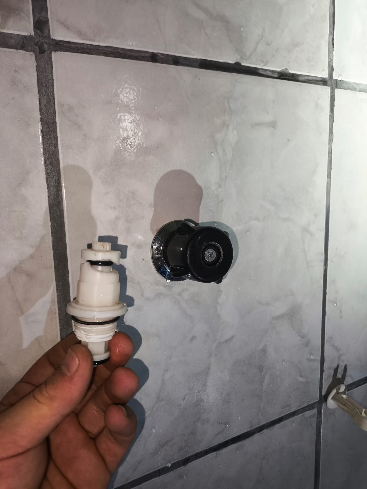 Reparo de cartucho de torneira em andamento