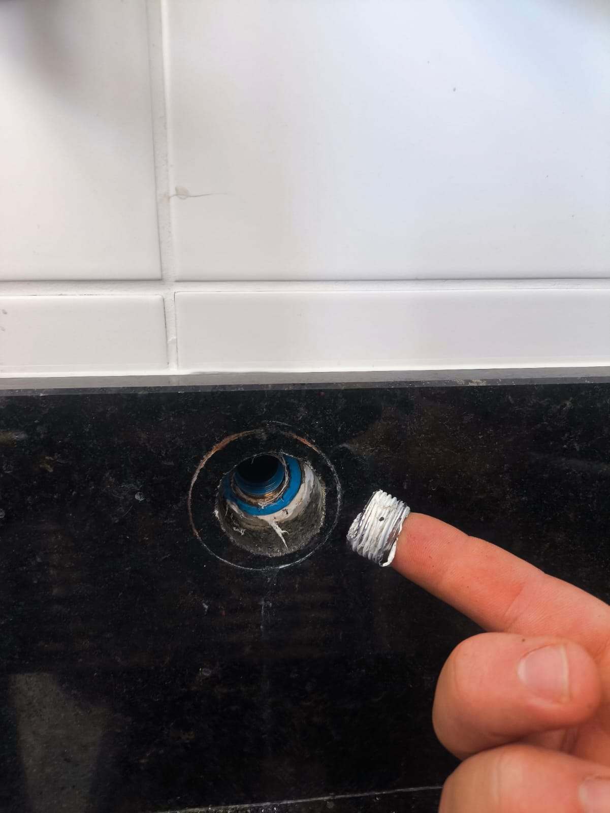 Peça hidráulica quebrada extraída da bancada de granito